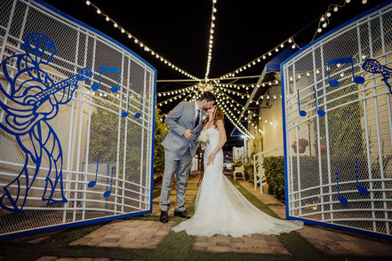 Brautpaar bei abendlicher Hochzeit mit Videoaufnahme in der festlich beleuchteten Graceland Chapel in Las Vegas