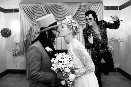 Deutsches Brautpaar erneuert Eheversprechen mit Elvis in der Graceland Wedding Chapel in Las Vegas