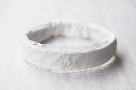 Bandeau cheveux bébé en dentelle blanche pour baptême. Accessoire cheveux baptême bébé fille Sofia, Fil de Légende. Magasin vêtements baptême Paris, Neuilly-sur-Seine. Envois dans toute la France et à l'international.