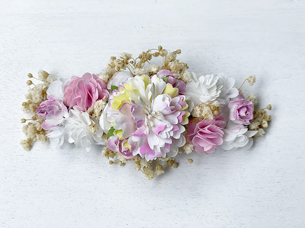 Barrette large cheveux avec fleurs blanches et roses. Accessoire cheveux cérémonie fille à porter avec chignon ou queue de cheval. Magasin Fil de Légende vêtements cérémonie enfants Paris, Neuilly-sur-Seine. Expéditions en France et à l'international.