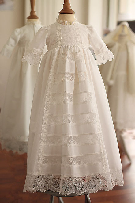 Robe de baptême longue bebe miste garçons ou filles en coton fin et dentelle française de Calais. Modèle robe de baptême Joséphine, Fil de Legende. Magasin vêtements baptême, Parais, Neuilly-sur-Seine.