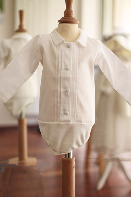 Body chemise cérémonie bébé garçon en coton blanc cassé et dentelle de coton. Modèle de body chemise Oscar par Fil de Légende. Magasin vêtements baptême cérémonie enfant Paris, Neuilly-sur-Seine