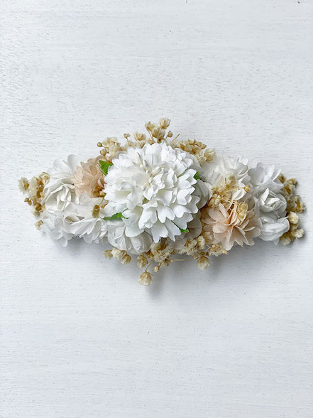 Barrette large avec fleurs blanches et beiges. Accessoire cheveux cérémonie fille idéal pour un chignon ou une queue de cheval. Magasin Fil de Légende vêtements cérémonie enfants Paris, Neuilly-sur-Seine. Expéditions en France et à l'international.