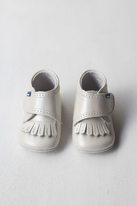 Chaussons cérémonie bébé garçon ou fille en cuir beige. Fabrication espagnole. Magasin vêtements baptême et cérémonie bébé Paris, Neuilly-sur-Seine. Expéditions en france et àl'international.