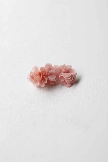 Pince cheveux fille trois fleurs roses. Accessoire cheveux cérémonie fille. Magasin Fil de Légende vêtements cérémonie enfants Paris, Neuilly-sur-Seine.