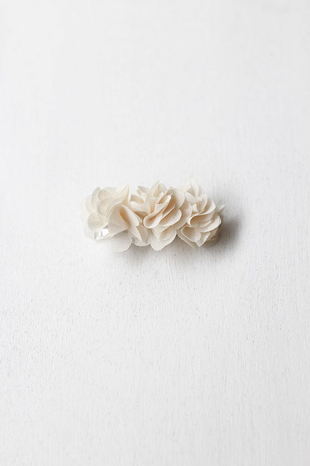 Pince cheveux fille avec 3 fleurs en tissu ivoire. Accessoire cheveux cérémonie fille. Magasin Fil de Légende vêtements cérémonie enfants Paris, Neuilly-sur-Seine. Expéditions en France et à l'international.