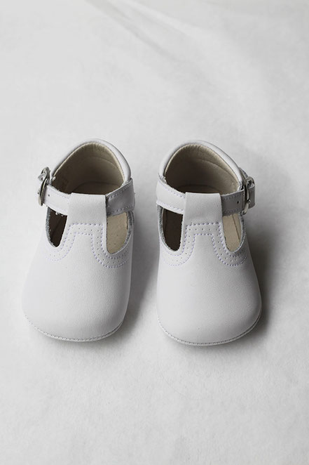 Chaussons baptême cérémonie bébé pour filles ou garcons en cuir blanc. Chaussons été ouverts avec fermeture boucle. Magasin vêtements enfants Paris, Neuilly-sur-Seine.