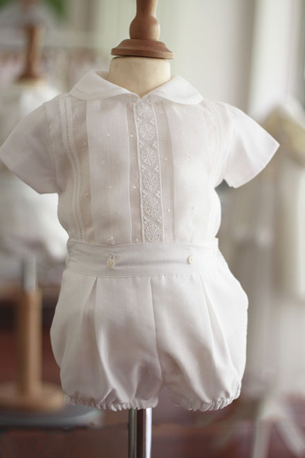 Ensemble ceremonie bébé garçon en lin blanc. Chemise cérémonie manches courtes avec bloomer. Magasin vêtements cérémonie enfants Paris, Neuilly-sur-Seine.