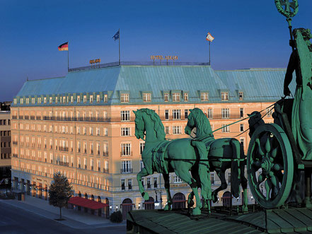 Berlin, das Hotel Adlon Kempinski und das Restaurant Brasserie Quarre mit Blick auf das Brandenburger Tor