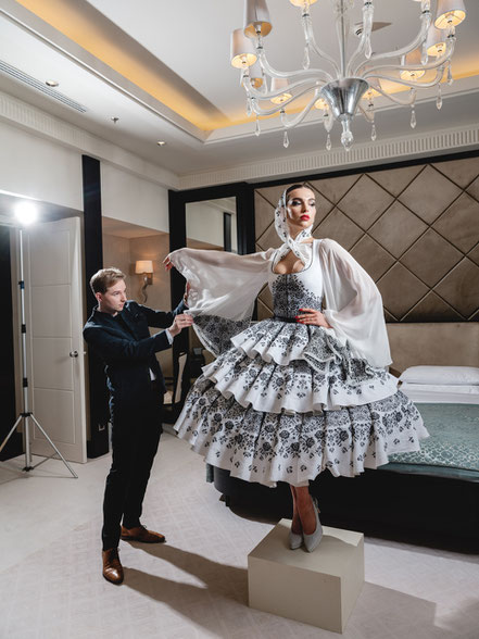 Gössl Trachten, Lili Paul-Roncalli im Gössl Couture Dirndl mit Designer Emanuel Burger