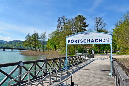 Peter Alexander's Villa in Pörtschach und der Peter Alexander Steg der Wörtherseeschifffahrt am Landspitz der Halbinsel Pörtschach