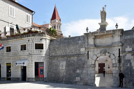 Das nordseitige Stadttor und die Stadtmauer in Trogir