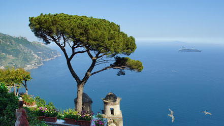 Italien hat eine langjItalien hat eine langjährge Tradition als Filmkulisse, "Sissi" Drehort auf der Terrasse der Villa Cimbrone in Ravello an der Amalfi Küste 