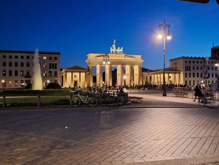 Berlin, das Hotel Adlon Kempinski und das Restaurant Brasserie Quarre mit Blick auf das Brandenburger Tor