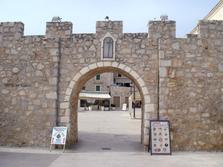 Die Stadtmauer und das Stadttor von Primosten, Kroatien