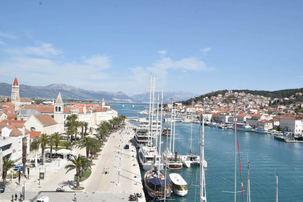 Die Riva, die Hafenpromende der Altstadt von Trogir in Kroatien