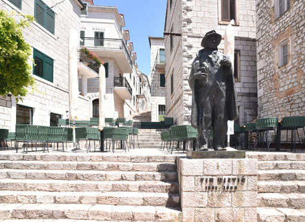 Imotski, der Hauptplatz mit dem Denkmal für den kroatischen Schriftsteller Tin Ujević
