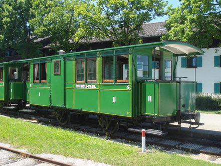 Chiemsee Schmalspurbahn vom Bahnhof Prien zum Dampfersteg in Stock, die Bockerlbahn Prien
