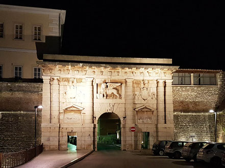Zadar - Hotspot für Skipper und Gourmets, historische Stadtmauer der Altstadt