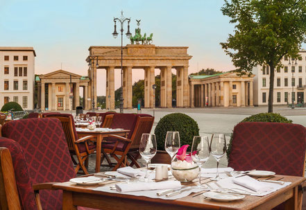 Berlin, das Hotel Adlon Kempinski und das Restaurant Brasserie Quarre mit Blick auf das Brandenburger Tor