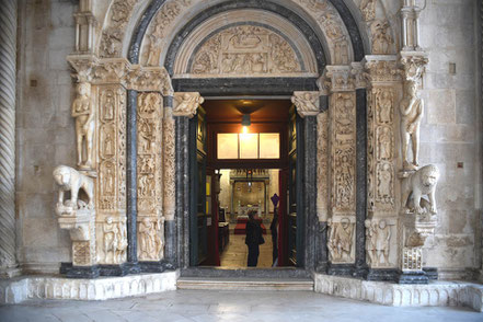 Die Kathedrale des heiligen Laurentius in Trogir am Hauptplatz Ivana Pavla II