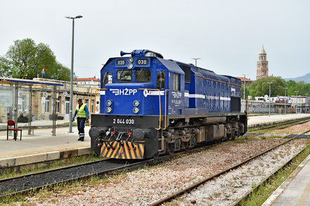 HŽ 2044 030 Split Personenzug P5505 nach Perkovic 16.04.2024