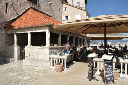 Der ehemalige Fischmarkt an der Stadtmauer in der Altstadt von Trogir in Kroatien