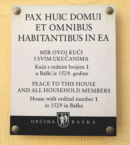 Das erste Haus in Baska aus dem Jahr 1529,  Baska in glagolitischer Schrift auf der Insel Krk, Kroatien