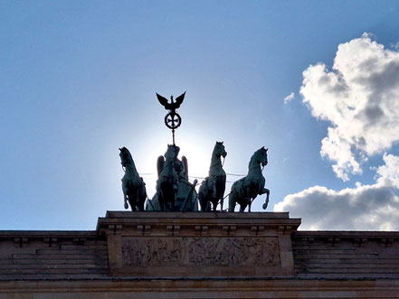 Berlin, das Hotel Adlon Kempinski und das Restaurant Brasserie Quarre mit Blick auf das Brandenburger Tor