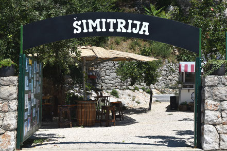 Imotski, Blauer See und Gastgarten des Caffe Bistro Simitrija