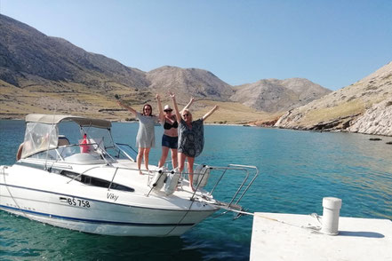 Mit dem Boot in Baska auf der Insel Krk in der Kvarner Bucht, Kroatien