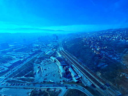 Blick vom Avaz Tower über Sarajajevo und den Bahnhof 03.02.2024 © MAG Reisemagazin 