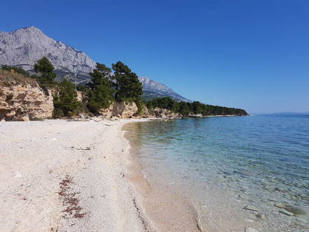 MAG Lifestyle Magazin Kroatien Dalmatien Urlaub Reisen Adria FKK schönste Strände Makarska Riviera Baska Voda schwimmen sonnen nackt Bucht