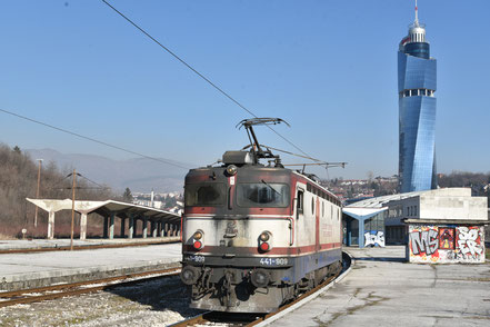 ŽFBH 441 909 Bahnhof Sarajajevo mit Avaz Twist Tower 31.01.2024 