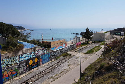 Split, die Gleisharfe des Kopfbahnhofes endet direkt am Strand