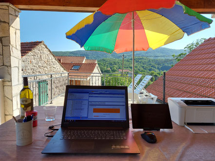 Digitale Nomaden arbeiten & leben wo andere Urlaub machen, an den schönsten Plätzen der Welt wie in Kroatien, mit dem Laptop auf der Terrassse