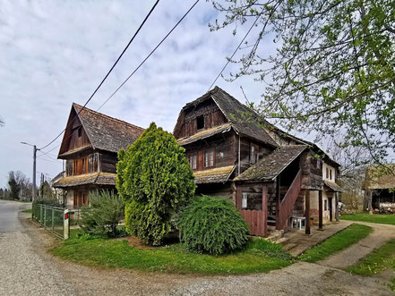 Holzhäuser in Čigoč im Naturpark Lonjske Polje, Kroatien