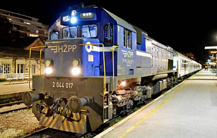 Nachtzug 1821 Split-Zagreb mit HŽPP 92 78 2044 017-4, Split 03.03.2024 
