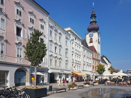 Urlaub & Reisen in Österreich: Sehenswürdigkeiten in Wels, die Fussgängerzone in der Innenstadt