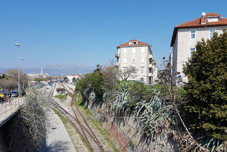 Split, die Gleisharfe des Kopfbahnhofes endet direkt am Strand