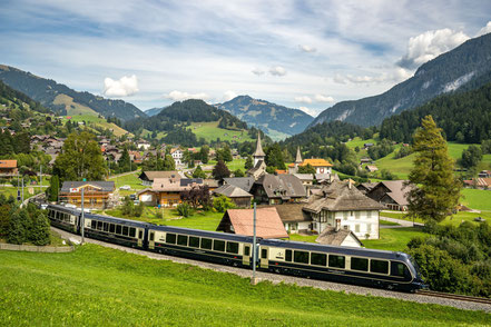 Eisenbahnreisen in der Schweiz, GoldenPass Express zwischen Montreux am Genfersee und Interlaken ohne Umsteigen im Bahnhof Zweisimmen trotz unterschiedlicher Spurbreiten in drei möglichen Zugklassen