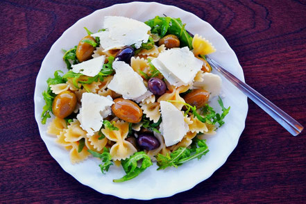 Salat mit Käse & Oliven - Fotocredit Pixabay, Foto Daniela Elena Tentis