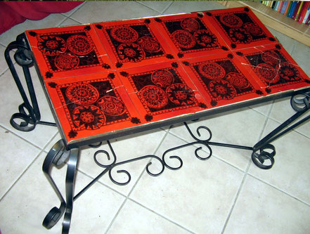 Table basse avec carreaux cassés, rouges.