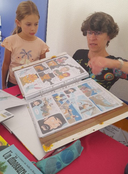 Présentation des planches originales lors d'une séance de dédicaces. BD jeunesse, les aventures de Julie et Beau Prince