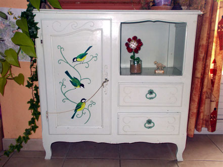 Peinture sur buffet. Motif : mésanges charbonnières.