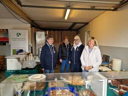 Vier LandFrauen hinter einem Kuchenverkaufstresen