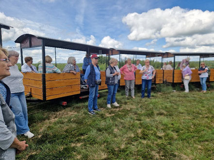Gruppenbild: LandFrauen vor dem Lorenwagen im Himmelmoor