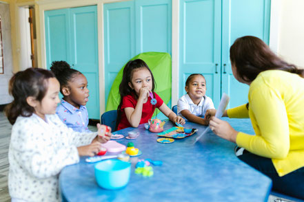 Photographie d'une crèche avec des enfants et une animatrice tirée d'une banque d'image libre de droits.