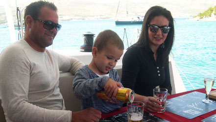 Katamaran Cockpittisch, Katamaran Mieten, Katamaran Yacht Charter, Katamaran Yacht Chartern, Katamaran Segelurlaub, Katamaran Mitsegeln, Katamatan Hochseesegeln, Katamaran Training, Katamaran Lagoon 42, Katamaran Familienurlaub, Katamaran Segeln