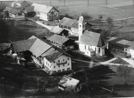 Esterndorf mit Kirche